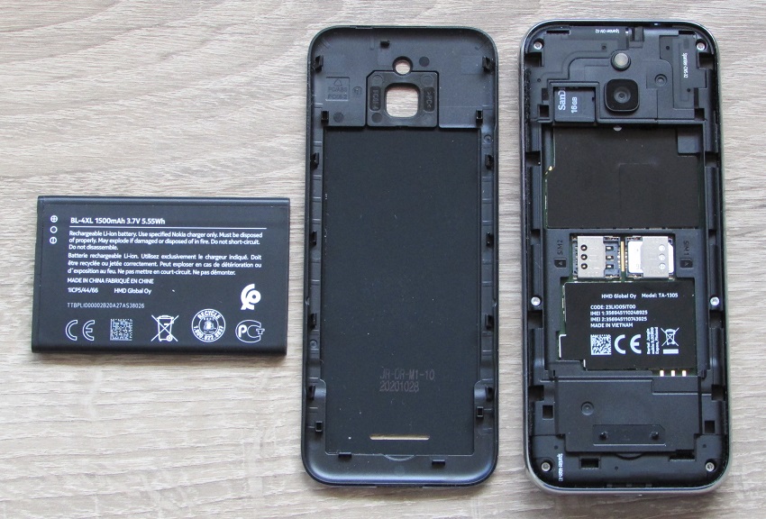 Die Steckplätze und der Akku beim Nokia 8000 4G.