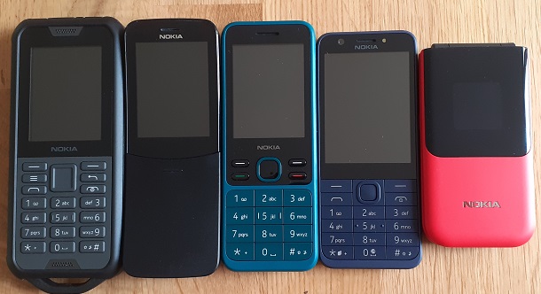 Das Bild zeigt 5 verschiedene Nokia Tastenhandys.
