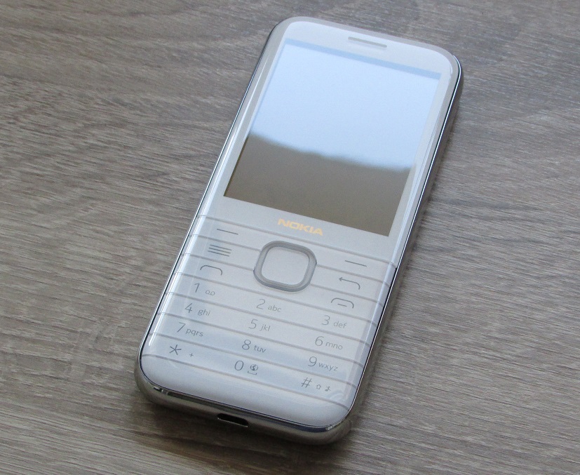 Das Nokia 8000 4G ist an den Ecken abgerundet