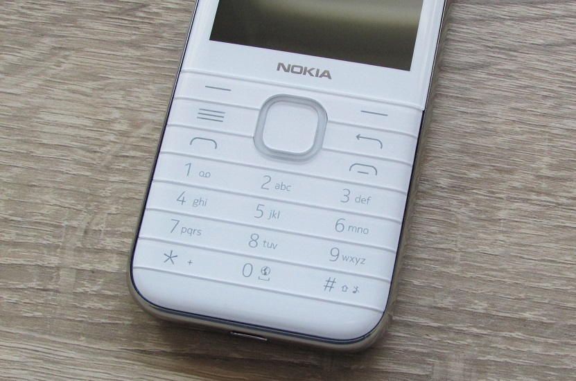 Die flache Tastatur des Nokia 8000 4G.